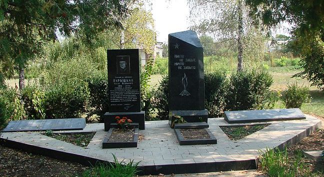 с. Козин Мироновского р-на. Памятник в центре села, установленный в 1949 году на братской могиле воинов, погибших в годы войны. 