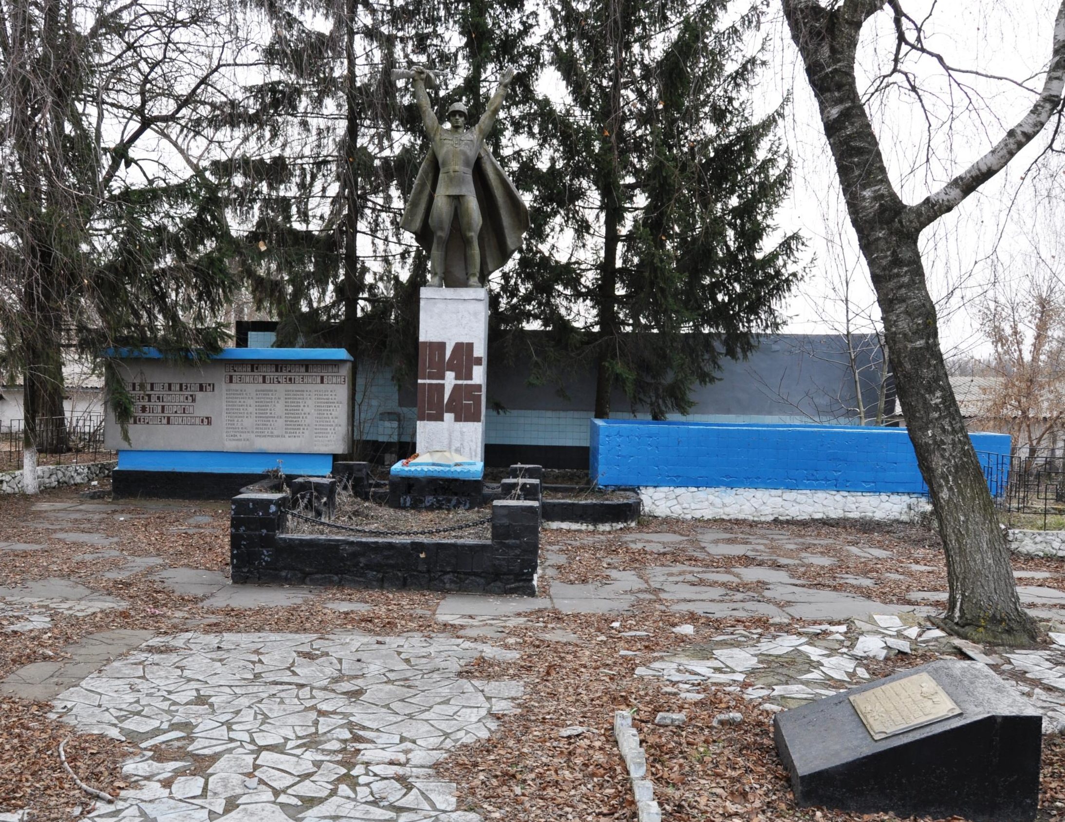 с. Садовое Барышевского р-на. Памятник, установлен на братской могиле, в которой похоронено 300 воинов, в т.ч. 293 неизвестных, погибших в голы войны.