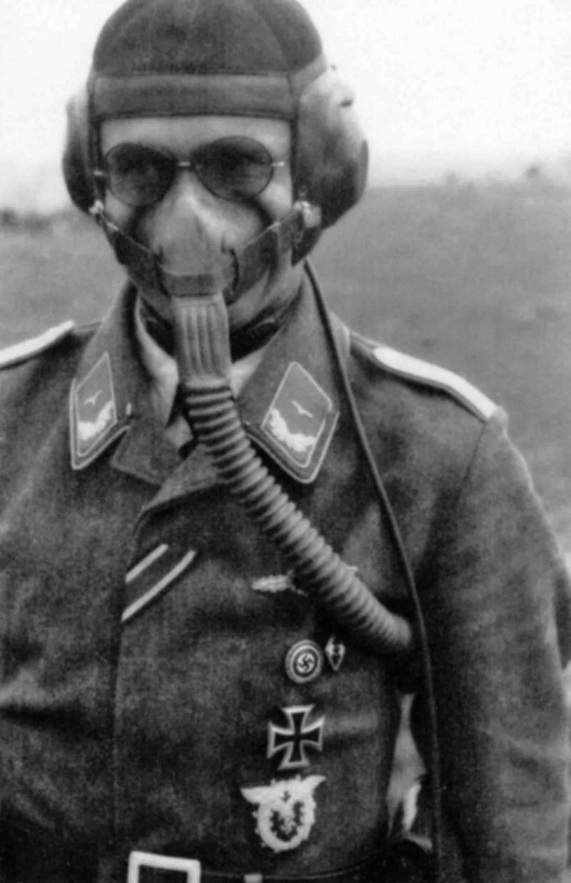 Немецкий солдат в противогазе образца 1941 г.
