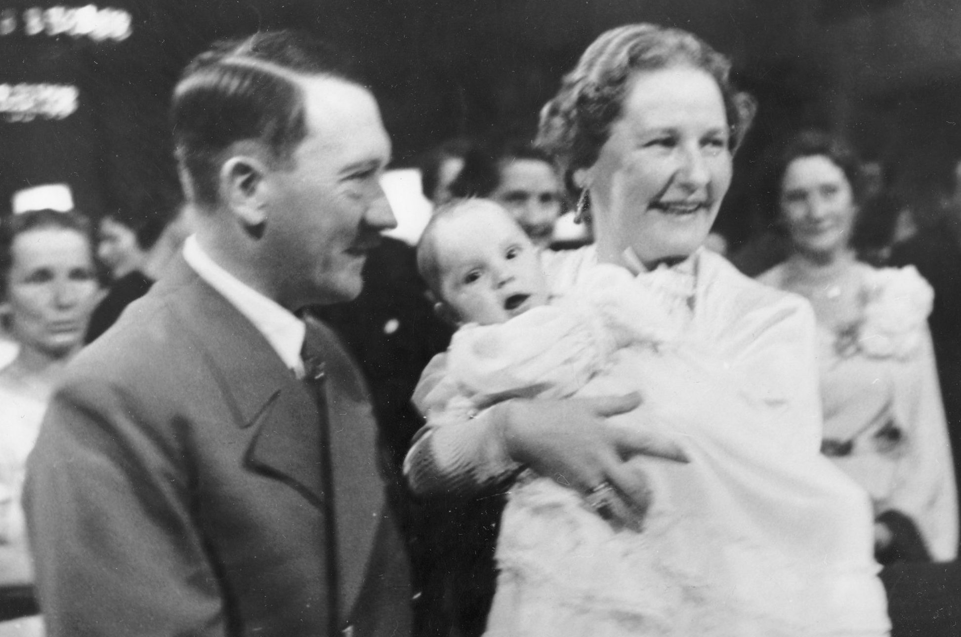 Эмма Геринг с дочерью и Гитлер.