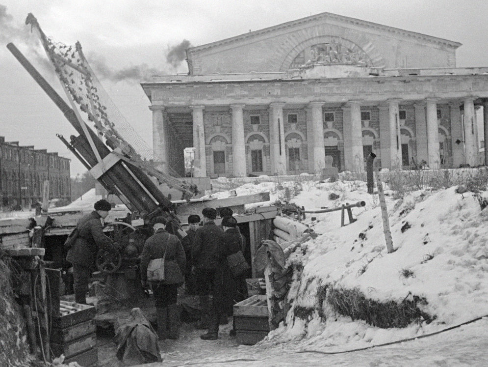 Зенитный расчет ведет огонь по противнику на улицах блокадного Ленинграда. 1 декабря 1942 г.