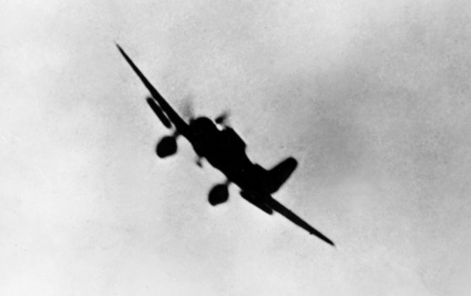 Японский бомбардировщик атакует Перл-Харбор. 7 декабря 1941 г.