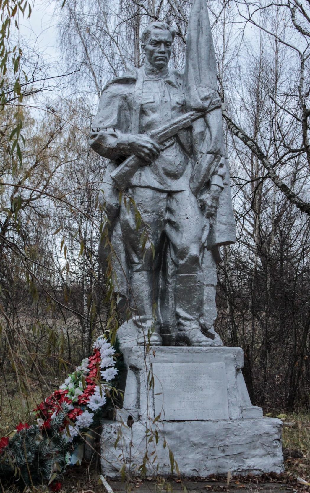 с. Медвин Иванковского р-на. Памятник, установленный на братской могиле, в которой захоронены 376 воинов, погибших в годы войны.