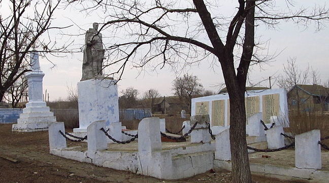 с. Островное Арцизского р-на. Памятник воинам-односельчанам, погибшим в годы войны, был установлен в 1975 году.