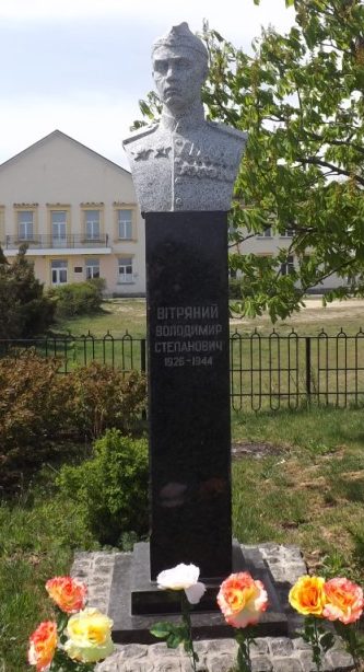 с. Лютеж Вышгородского р-на. Бюст полного кавалера ордена Славы Ветряного В.С., установленный возле школы. 