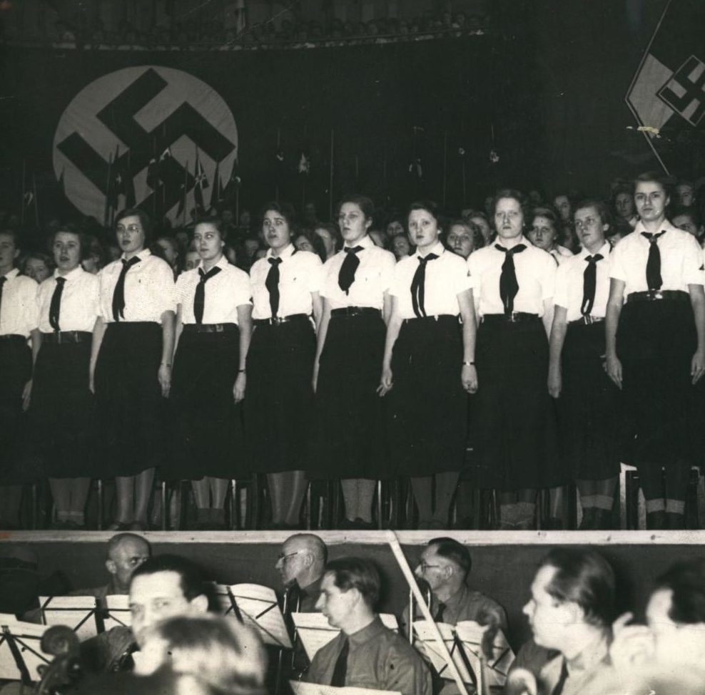 Хор девушек из BDM на съезде нацистов. Февраль, 1935 г.