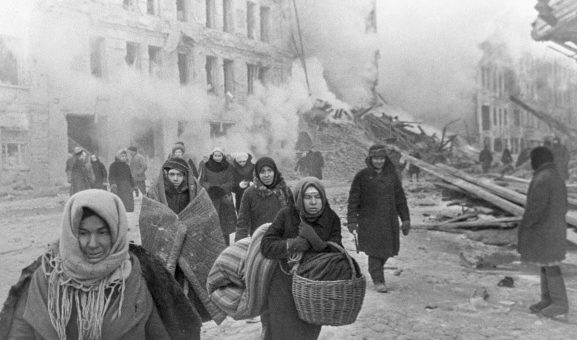 Жители Ленинграда покидают свои дома, разрушенные бомбежками. 10 декабря 1942 г.