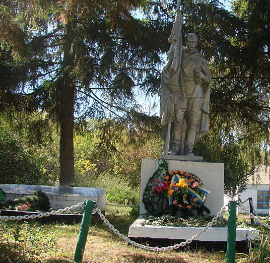 с. Македоны Мироновского р-на. Памятник в центре сел, установленный в 1967 году погибшим односельчанам в годы войны. 