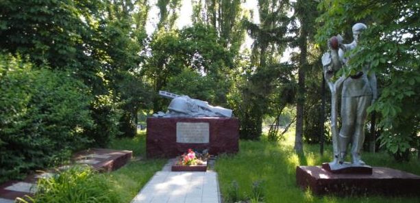 с. Селище Барышевского р-на. Памятник односельчанам-воинам, погибшим на полях войны.