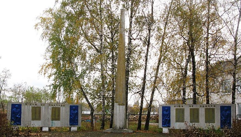 с. Богдановка Яготинского р-на. Памятник у сельского совета, установленный в 1959 году воинам, погибшим в годы войны.