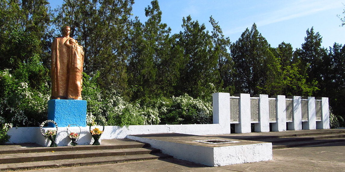 с. Павловка Арцизского р-на. Памятник, установленный в 1975 году 125 воинам-односельчанам, погибшим в годы войны.