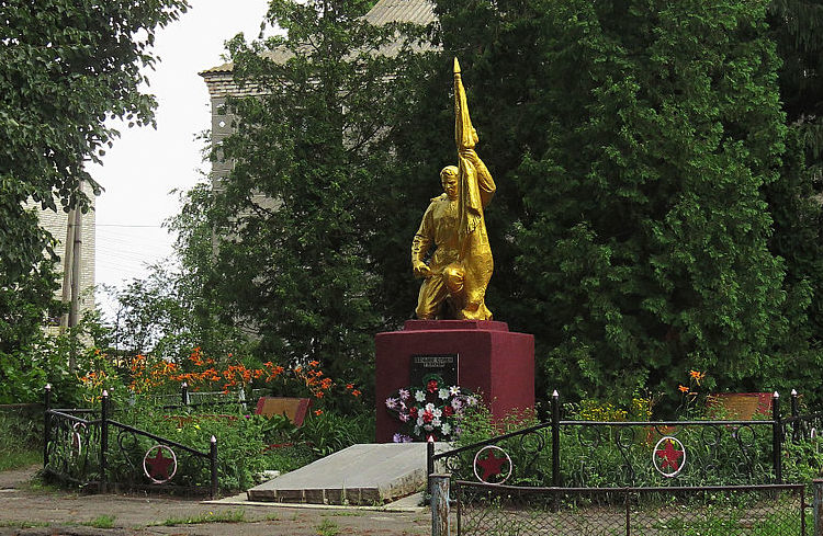 с. Новая Гребля Бородянского р-на. Памятник, установленный в 1953 году воинам, погибшим в годы войны.