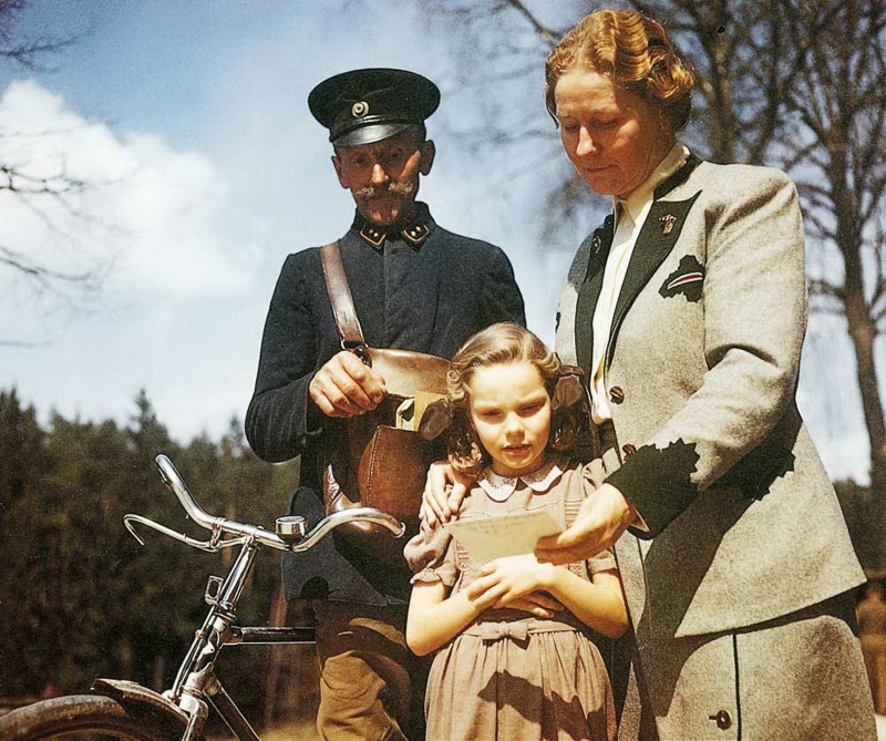 Жена и дочь Германа Геринга во время получения его письма в ходе Нюрнбергского процесса.