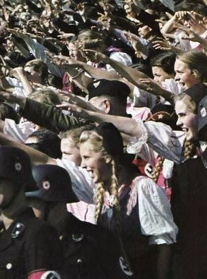 Девушки из BDM приветствуют Гитлера на стадионе. Берлин, 1935 г.