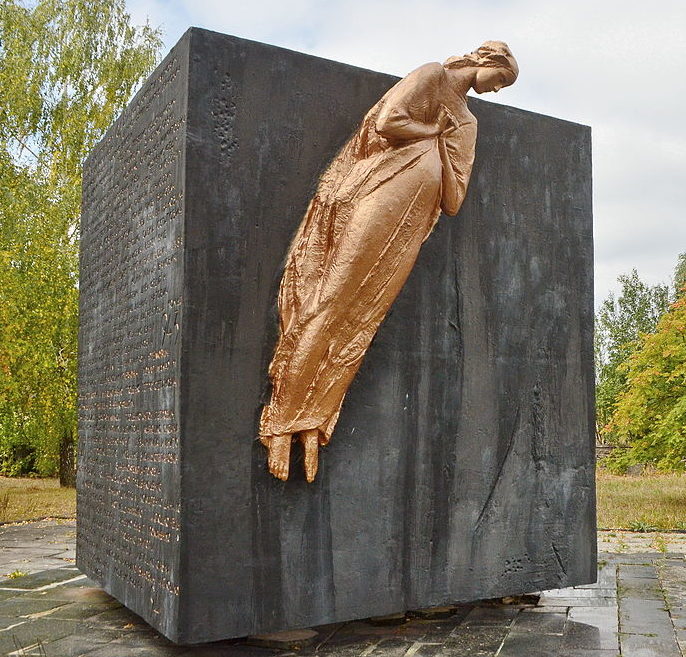 с. Олизаровка Иванковского р-на. Памятник у сельского совета, установленный в 1975 году воинам-односельчанам, погибшим в годы войны. 