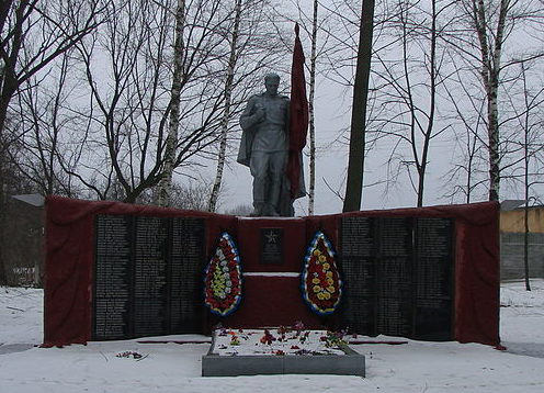 с. Остролучье Барышевского р-на. Памятник, установленный в 1962 году на братской могиле воинов, погибших в годы войны. 