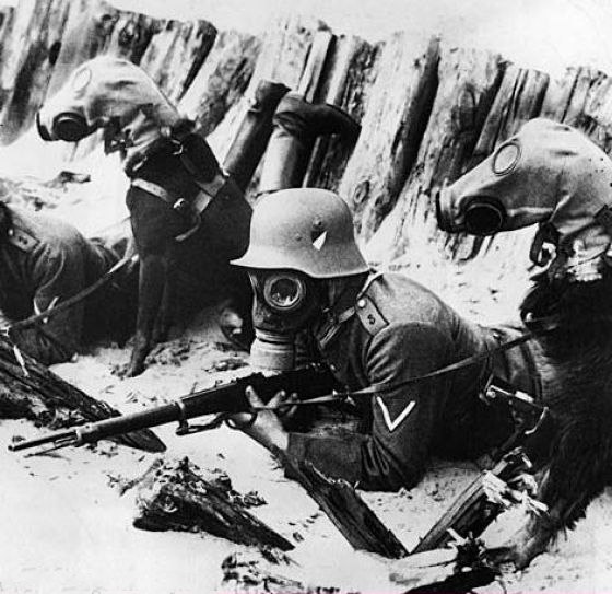 Немецкие солдаты и собаки во время тренировки по химзащите. 1942 г.