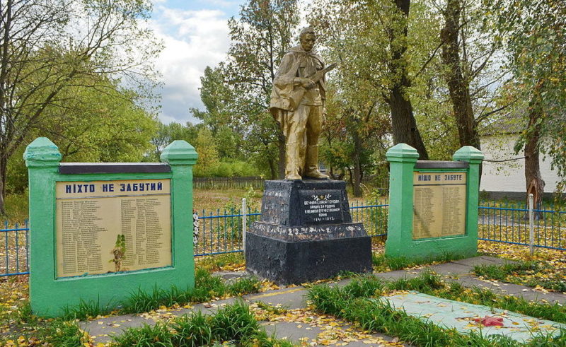 с. Оранэ Иванковского р-на. Памятник у сельского совета, установленный в 1960 году воинам-односельчанам, погибшим в годы войны.
