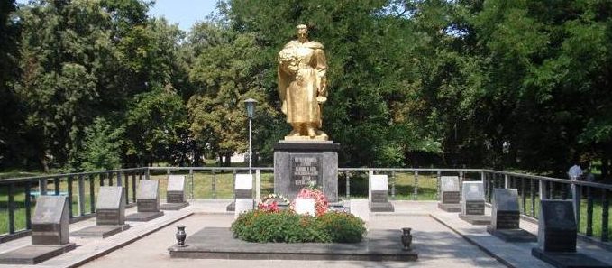г. Переяслав-Хмельницкий. Памятник на братских могилах. Здесь же находятся и могилы Героев Советского Союза.