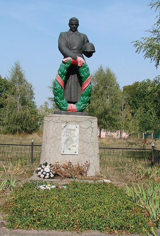 с. Победа Барышевского р-на. Памятник около сельсовета, установленный в 1950 году на братской могиле советских военнопленных, погибших в годы войны. 