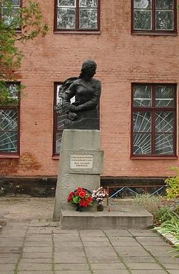 с. Тетерев Бородянского р-на. Памятник Герою Советского Союза Сосниной Н.И., установленный у школы в 1969 году.