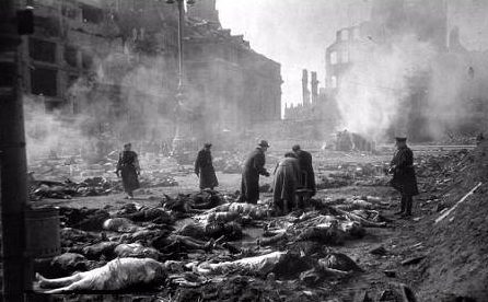 Трупы на улицах города. 15 февраля 1945 г. 