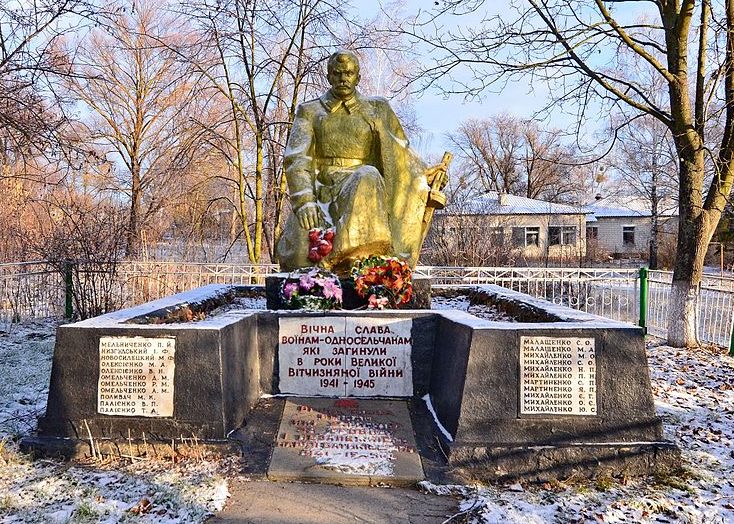 с. Приборск Иванковского р-на. Памятник в центре села, установлен в 1949 году на братской могиле воинов, погибших в годы войны. 