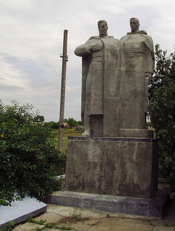 с. Приозерное Килийского р-на. Памятник в центре села, установленный в 1969 году 103 воинам-односельчанам, погибшим в годы войны. 