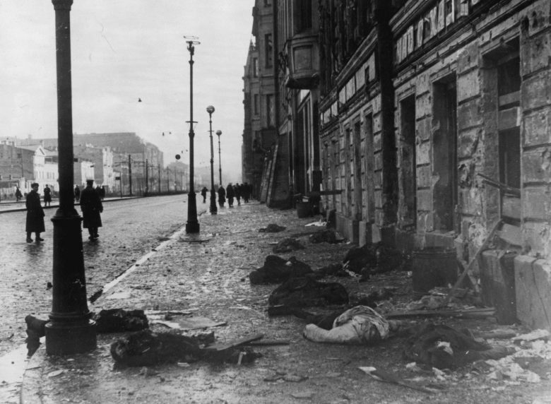 Жертвы артобстрела на углу проспекта 25-го Октября. Сентябрь 1941 г.