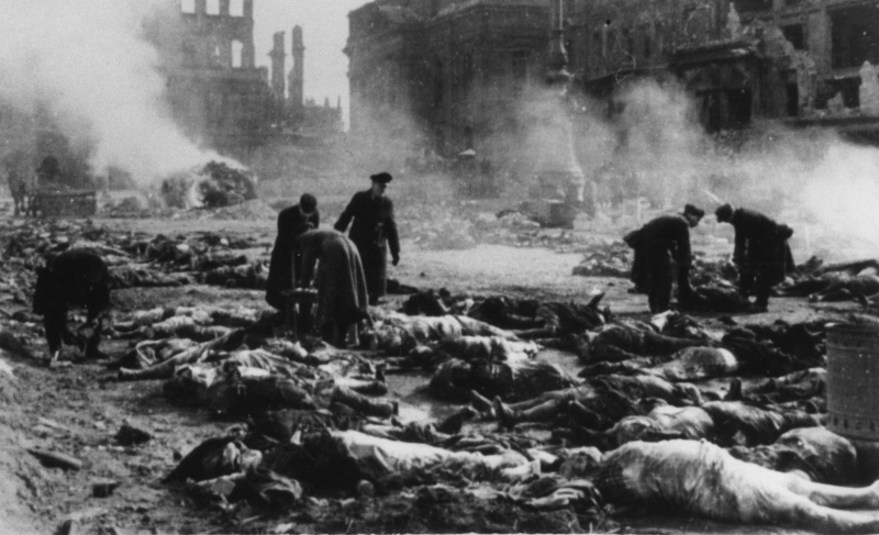 Трупы на улицах города. 15 февраля 1945 г. 