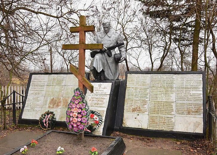 с. Термаховка Иванковского р-на. Памятник у сельского совета, установленный 1960 году на братской могиле воинов, погибших в 1943 году.