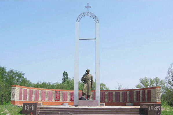 Памятник и стелы с именами погибших.