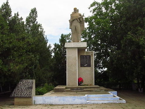 с. Старые Трояны Килийского р-на. Памятник в центре села, установленный в 1975 году 12 воинам-односельчанам, погибшим в годы войны. 