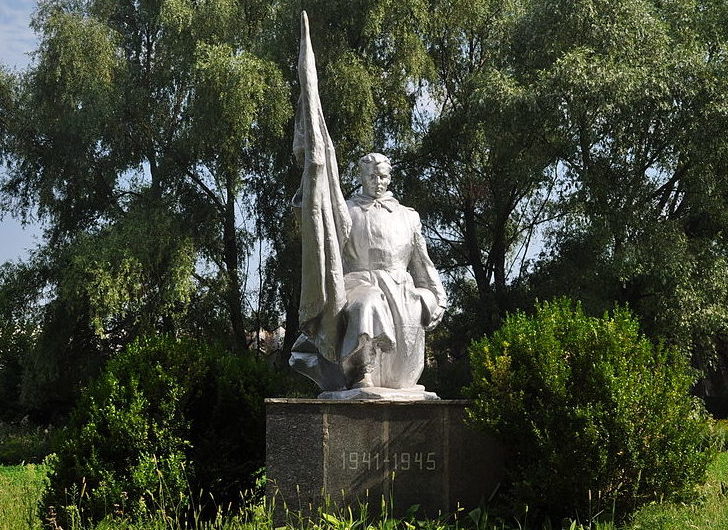 г. Бровары. Памятник на центральном кладбище, установленный на братской могиле воинов Красной Армии.