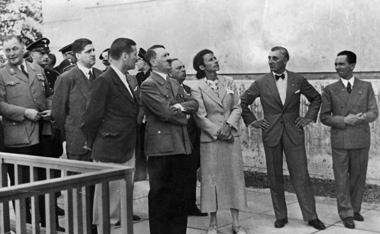 Герди Трост с Гитлером на открытии Дома немецкого искусства. 1937 г.
