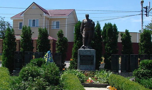 с. Петропавловская Борщаговка Киево-Святошинского р-на. Памятник, установленный в 1956 году на братской могиле воинам, погибшим в годы войны. 