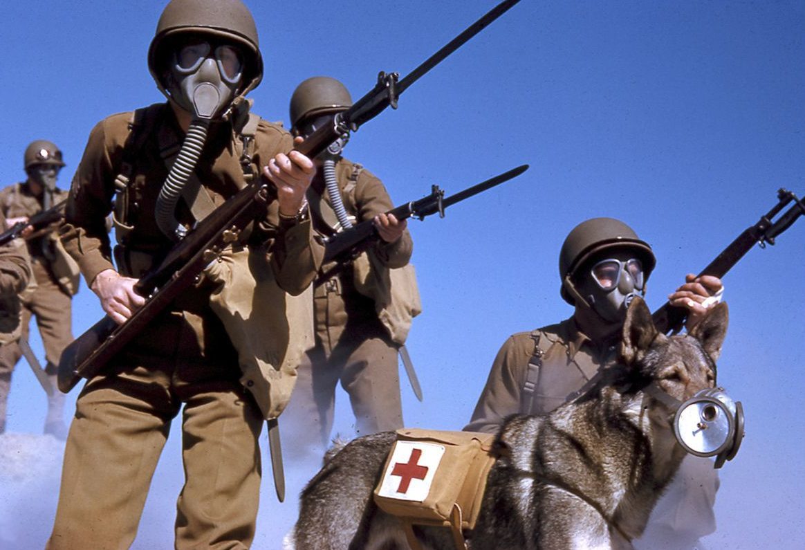 Американские солдаты во время учений в Калифорнии. 1943 г.