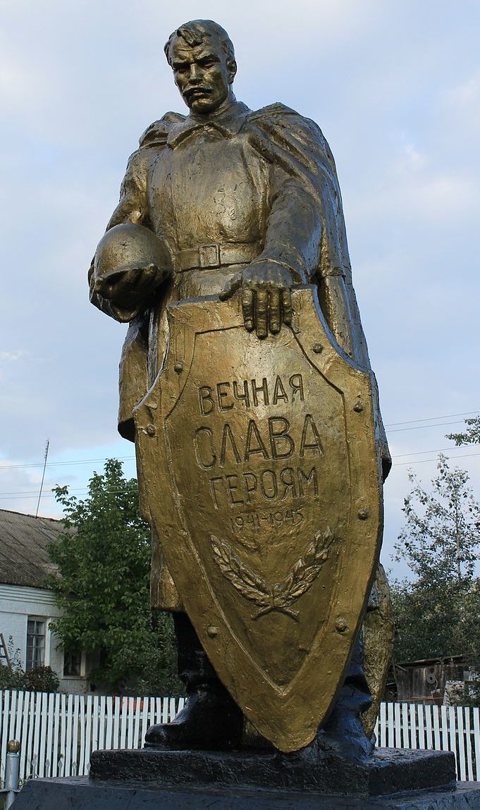 с. Хмелевик Барышевского р-на. Памятник в центре села, установленный в 1958 году на братской могиле воинов, погибших в годы войны.