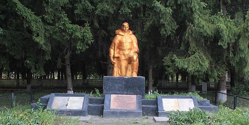 с. Жоравка Яготинского р-на. Памятник, установлен на братской могиле советских воинов, погибших в годы войны. 