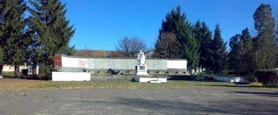 с. Алексеевка Кодымского р-на. Мемориал в центре села, погибшим воинам в годы войны.