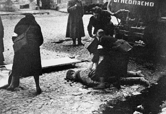 Санитарки оказывают помощь пострадавшим от обстрела на Социалистической улице. 10 сентября 1941 г.