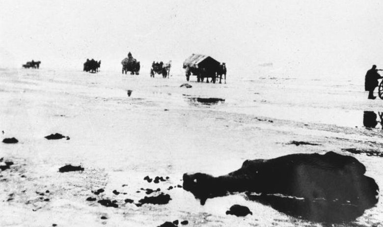 Беженцы на льду Балтийского моря. Февраль 1945 г.