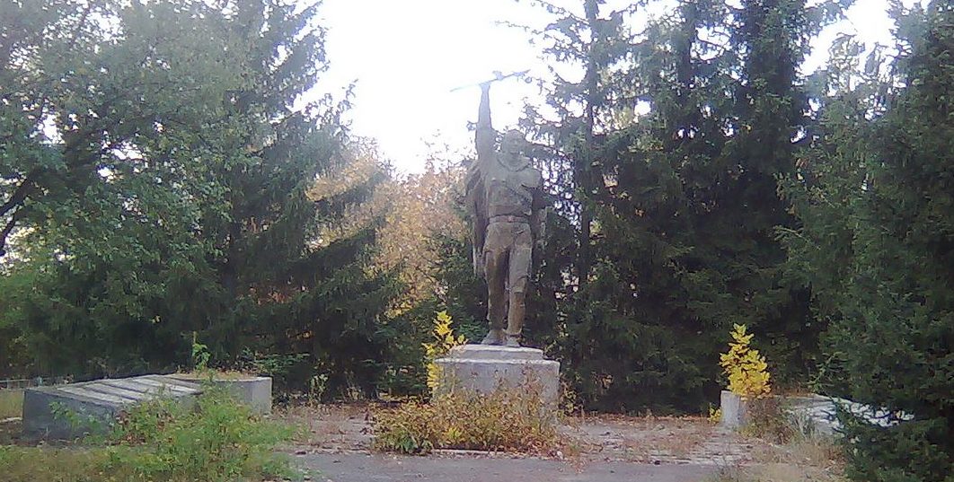 с. Юхны Мироновского района. Памятник, установленный на братской могиле воинов, погибших в годы войне.