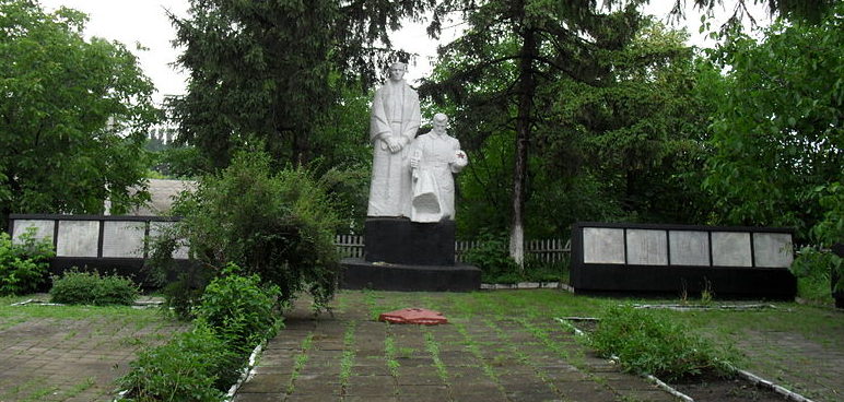 с. Загнитков Кодымского р-на. Мемориал воинам, погибшим в годы войны.