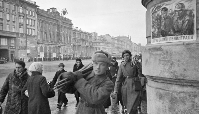 На Невском проспекте блокадного города. Октябрь 1941 г.