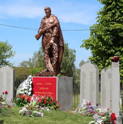с. Хотов Киево-Святошинского р-на. Памятник воинам, погибшим в годы войны.