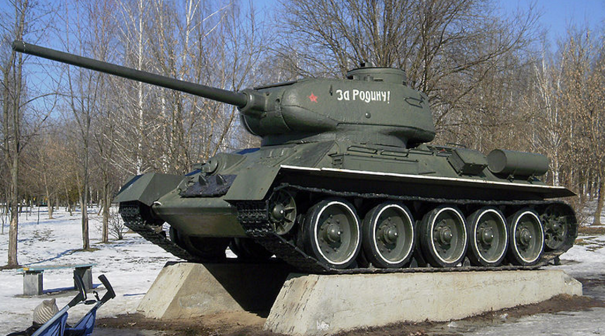 г. Бровары. Памятник-танк Т-2, установленный в 2001 году в парке Победы в честь танкистов-освободителей города. 