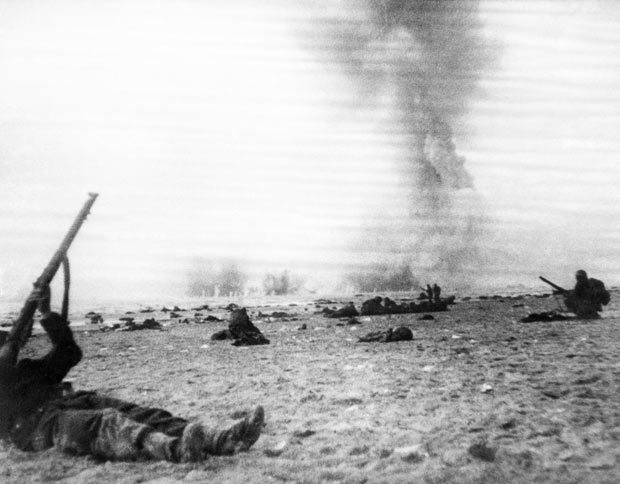 Британские солдаты ведут огонь по немецким самолётам, бомбящим пляж. Дюнкерк, 30 мая 1940 г.