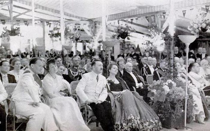 В центре – Ольга Чехова и Адольф Гитлер.