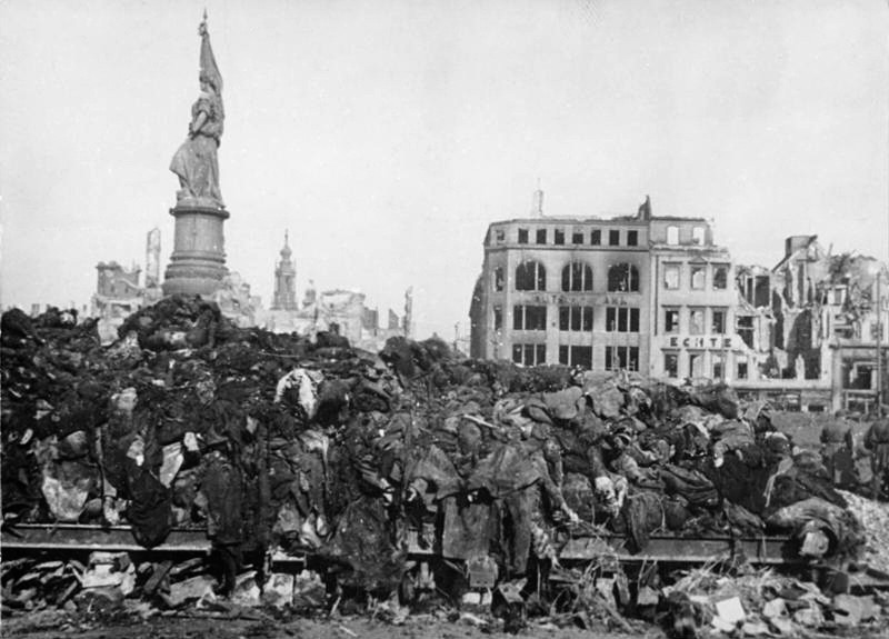 Сложенные для сжигания тела жителей Дрездена на площади Альтмаркт. Февраль 1945 г.